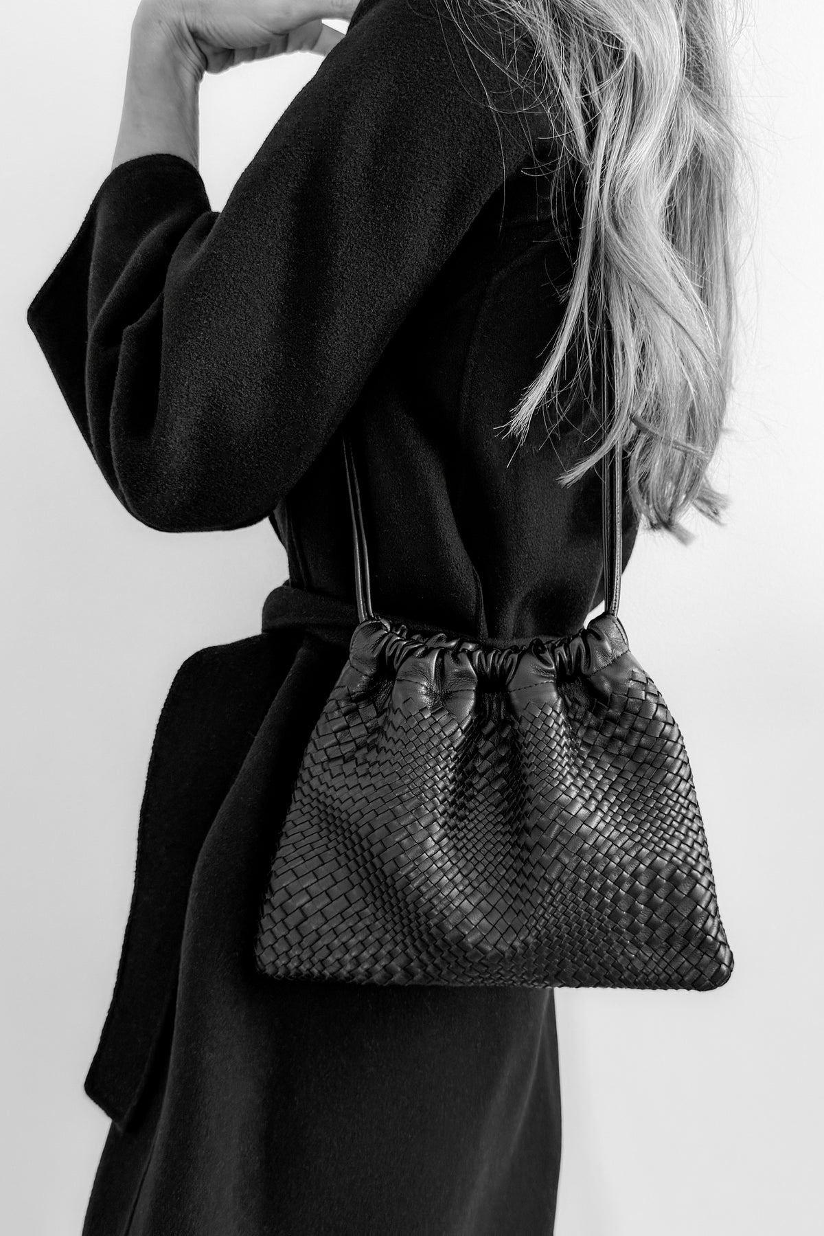 Borsa a sacco ANYA in pelle intrecciata - Nero